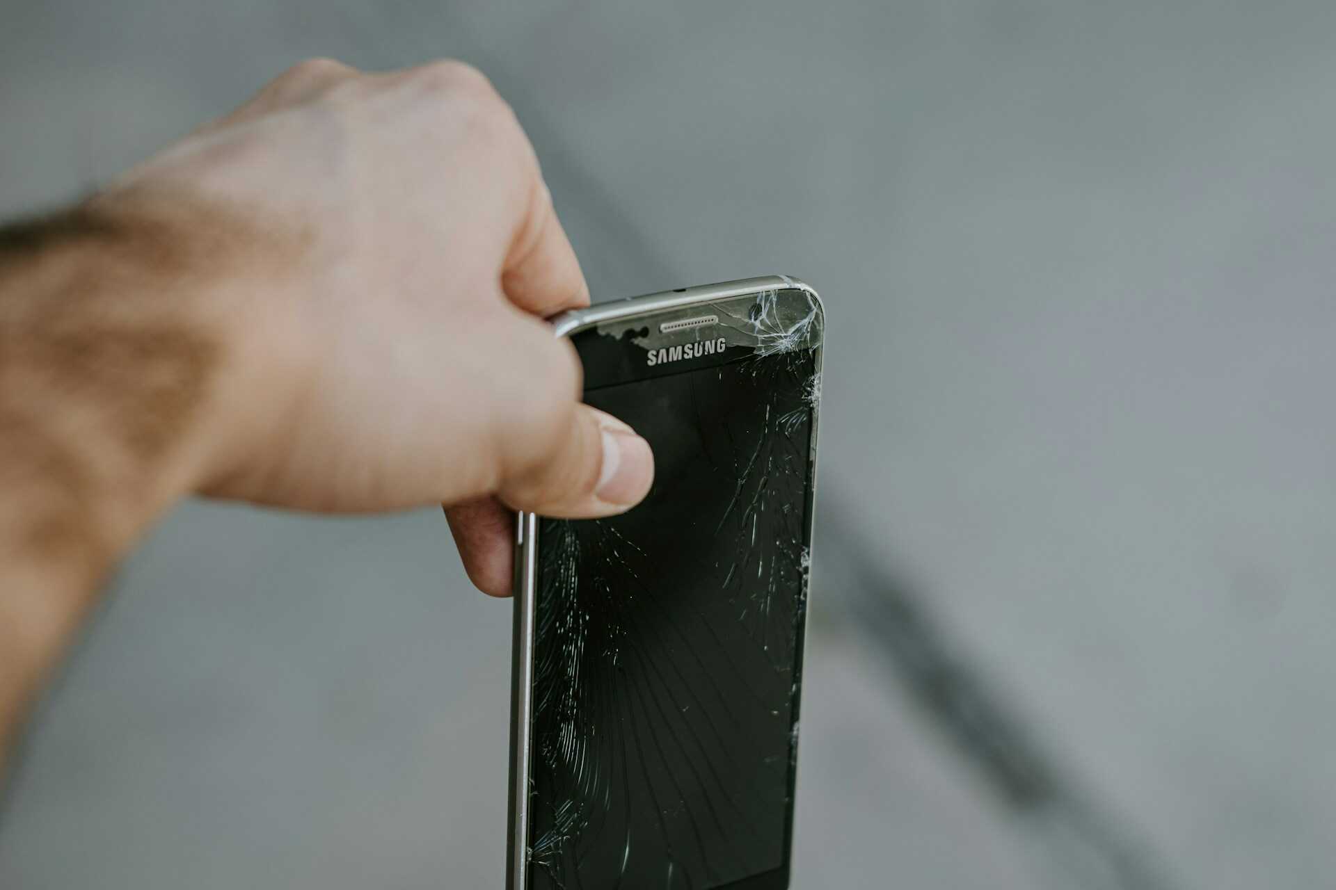 Sundání ochranného skla na mobilu - smartum.cz
